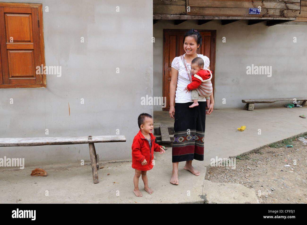 Mère avec bébé et petit garçon ou interdiction Laos Village Banque D'Images