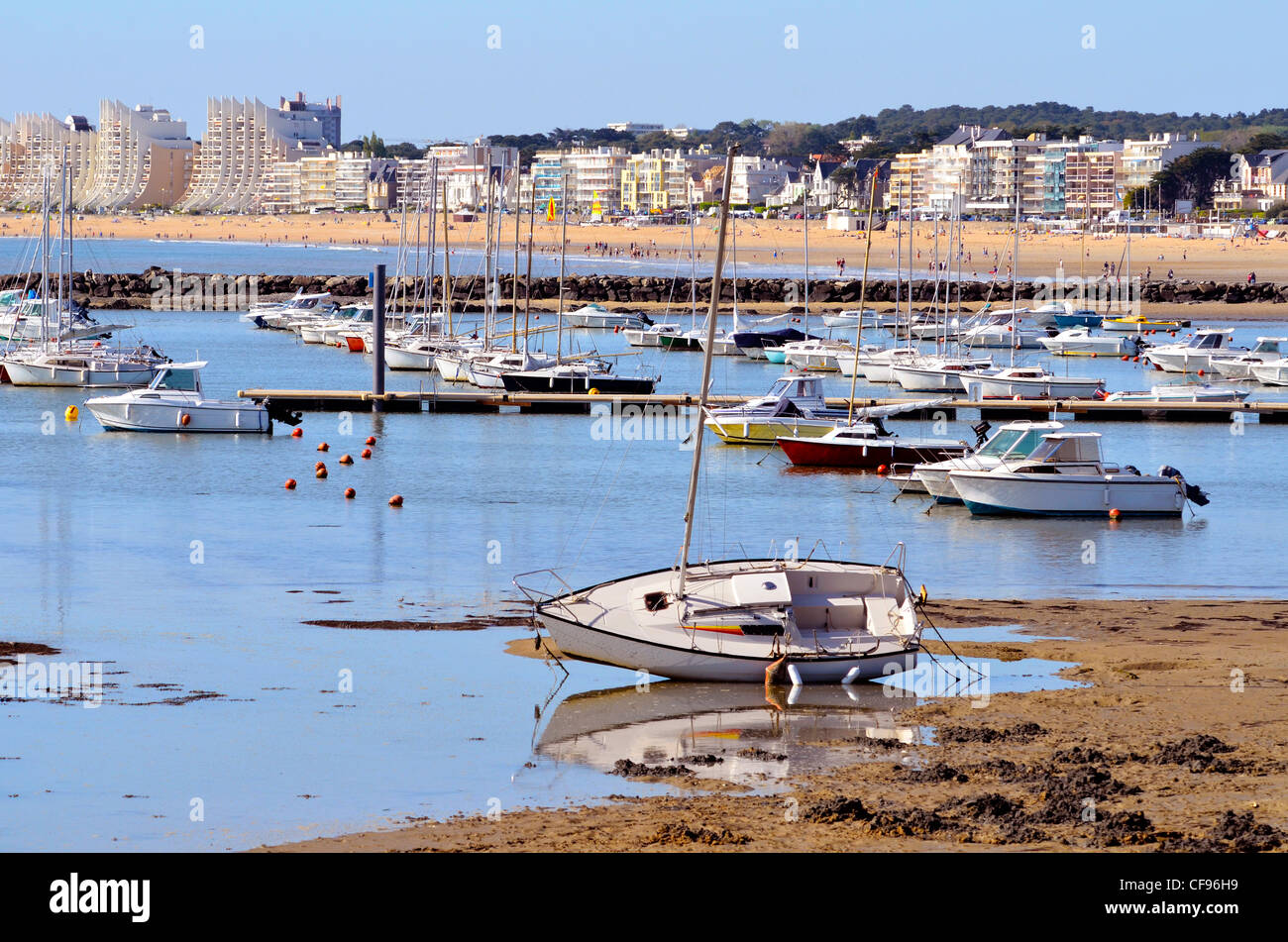 Marée basse dans le port de Pornichet en France avec des bâtiments et de la plage à l'arrière-plan. Et la région Pays de la Loire Banque D'Images