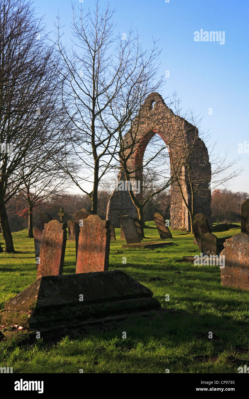 Vue d'une partie des ruines de bâtiments monastiques à l'extrémité est de Wymondham Abbey, Norfolk, Angleterre, Royaume-Uni. Banque D'Images