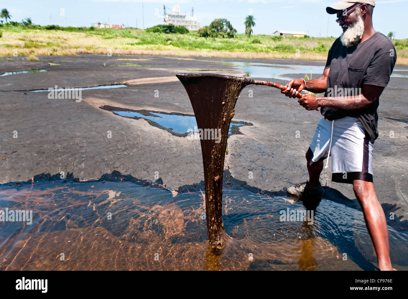 Le Pitch Lake est le plus grand dépôt naturel dans le monde de l'asphalte de La Brea, situé dans le sud-ouest de la Trinité. Banque D'Images