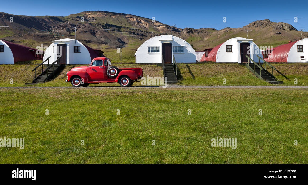 Chevy Pick up truck en face de l'ancienne caserne militaire transformée en maisons d'été, l'Islande, Hvalfjordur Banque D'Images