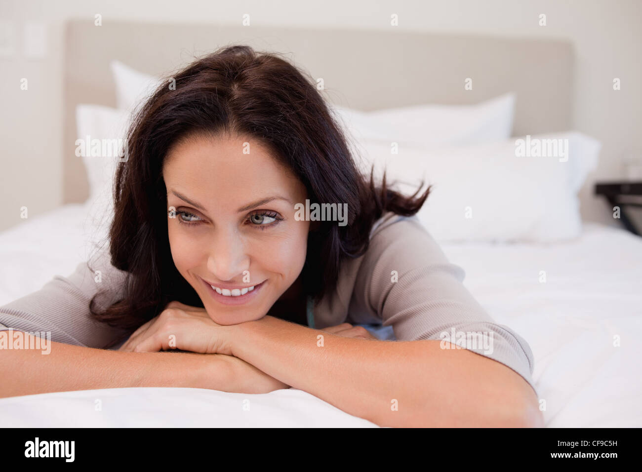 Femme en pensées sur le lit Banque D'Images