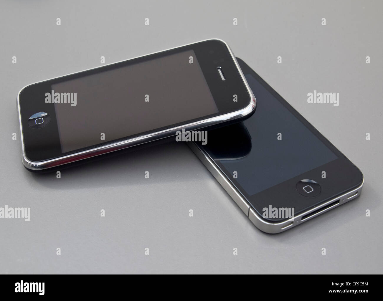 IPhone 3GS sur le dessus de l'iPhone 4 Banque D'Images