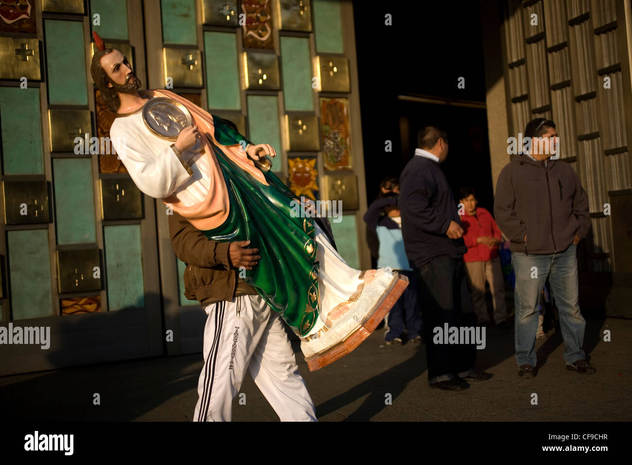 Un pèlerin porte une statue de saint Jude Thaddée en dehors de la Basilique Notre Dame de Guadalupe à Mexico Banque D'Images Un pèlerin porte une statue de saint Jude Thaddée en dehors de la Basilique Notre Dame de Guadalupe à Mexico Banque D'Images