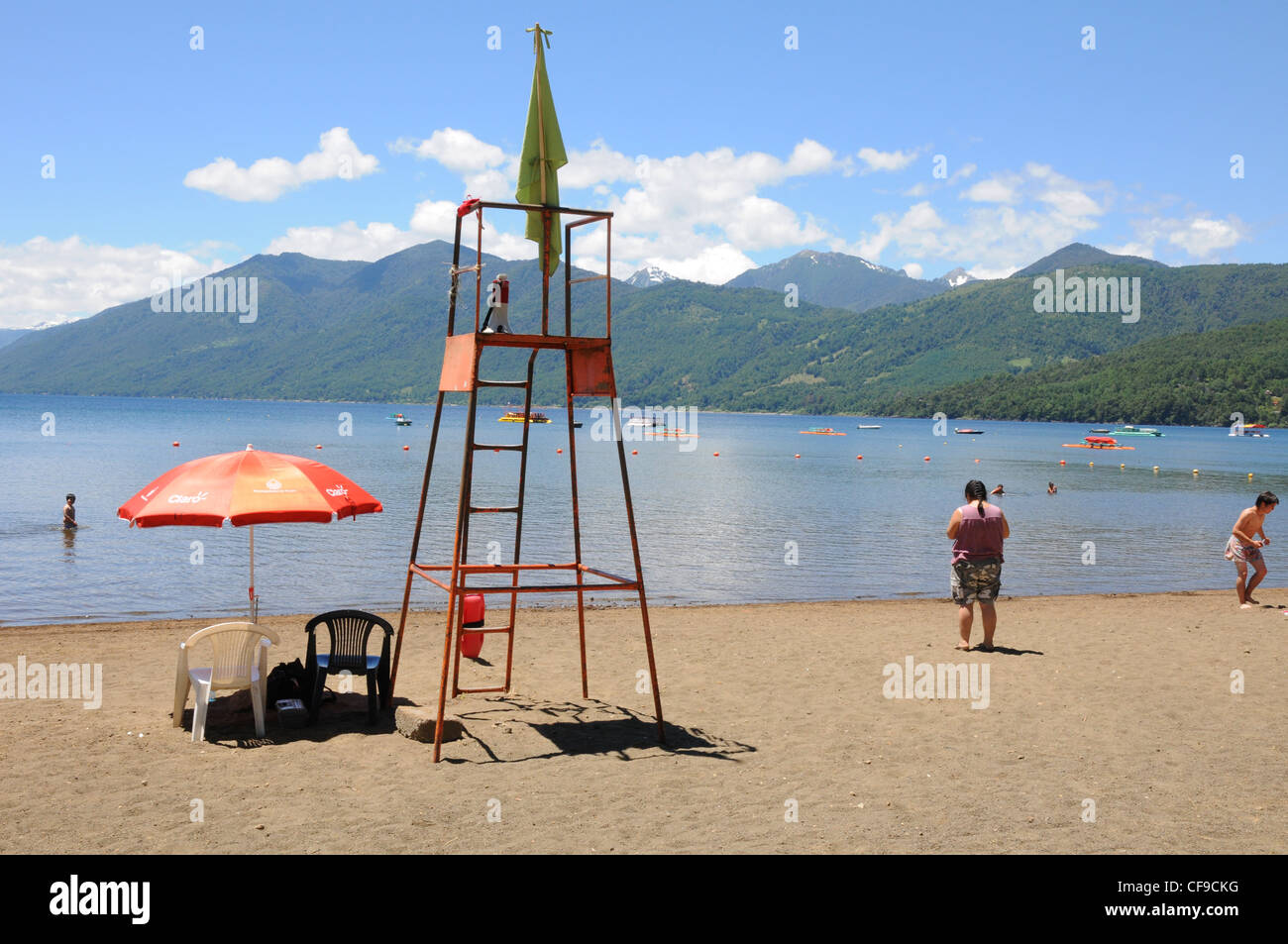 Tour vide et les vacanciers de détente sur le lac Villarrica, Villarrica Chili Banque D'Images