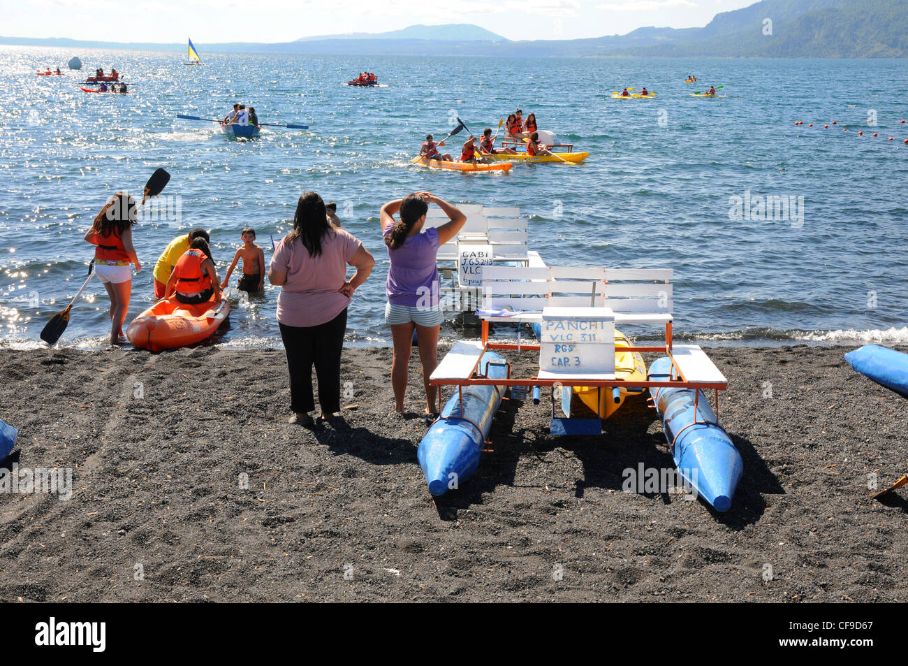 Les vacanciers avec Pédalo, canot, bateau à rames, le lac Villarrica, Villarrica Chili. Banque D'Images