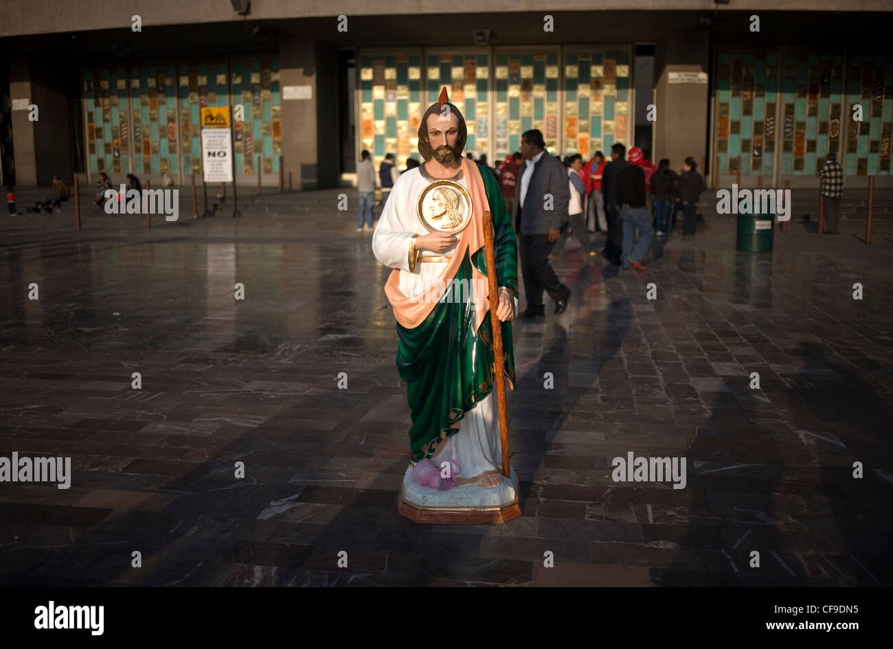Une statue de saint Jude Thaddée est assis à l'extérieur de la Basilique Notre Dame de Guadalupe à Mexico Banque D'Images Une statue de saint Jude Thaddée est assis à l'extérieur de la Basilique Notre Dame de Guadalupe à Mexico Banque D'Images