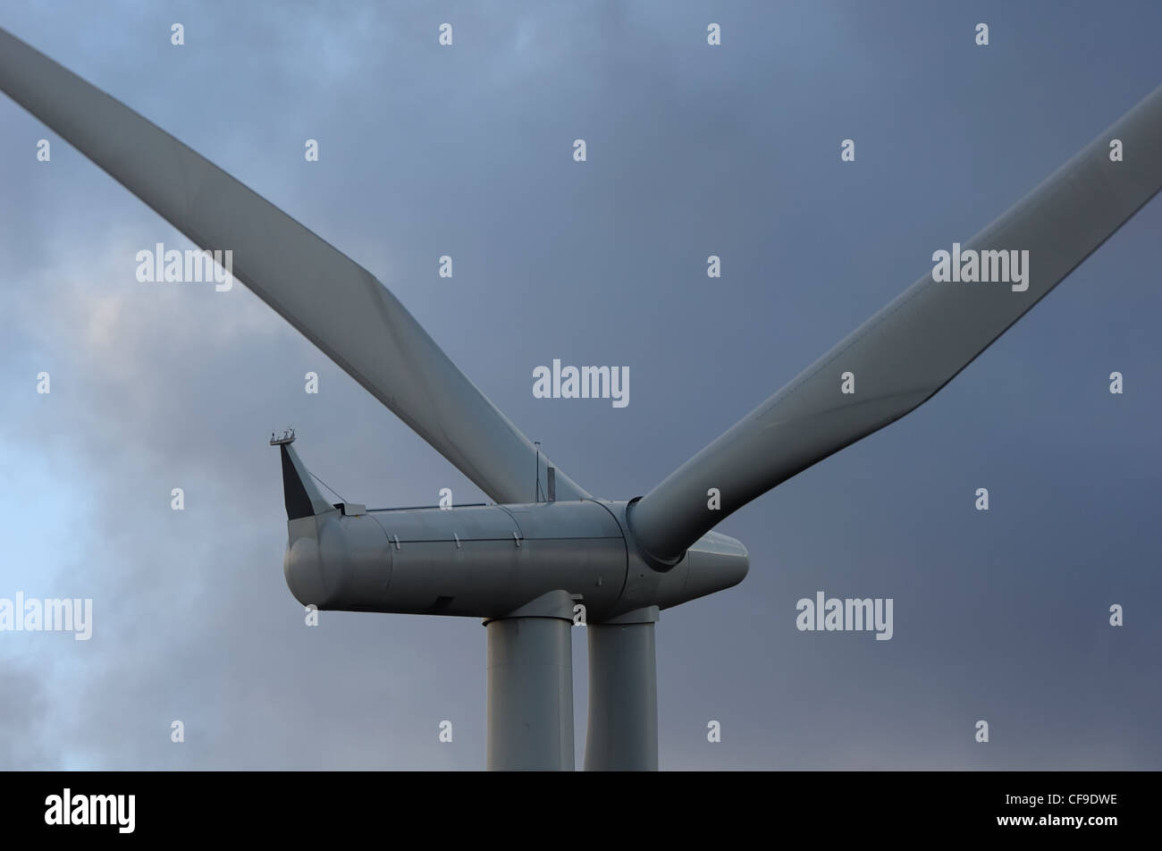 Sous une éolienne que les lames swish passé passage Banque D'Images