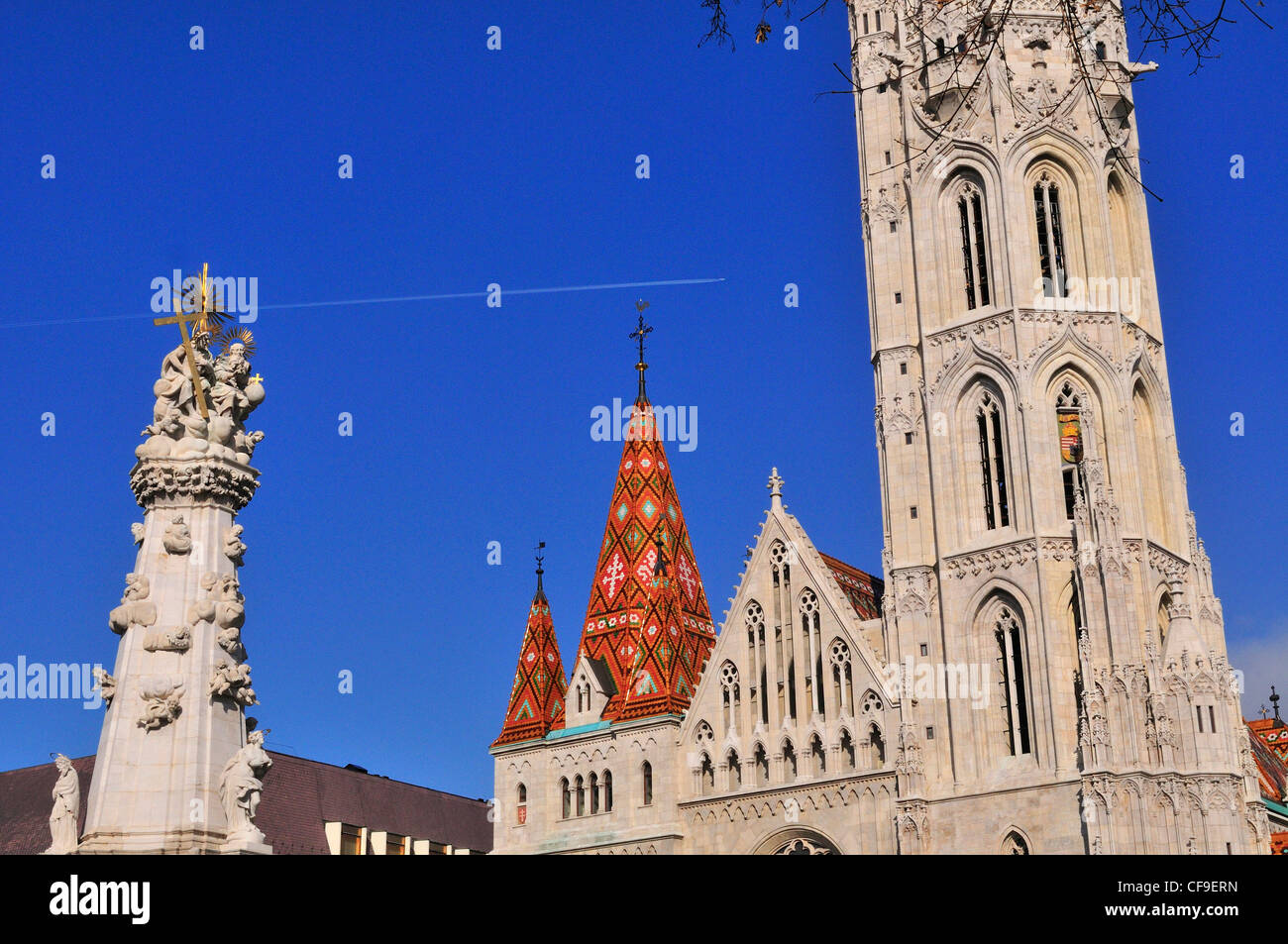 Jet de jet stream voler au-dessus de l'église Matthias de quartier du château de Buda Budapest, Hongrie sur un beau jour de février claire Banque D'Images