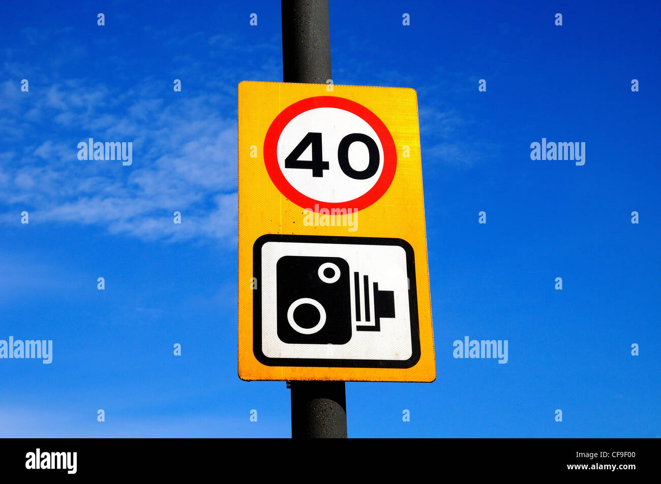 Le trafic routier britannique signe l'informant de la limite de vitesse de 40 mi/h la vitesse et le logo de l'appareil photo Banque D'Images