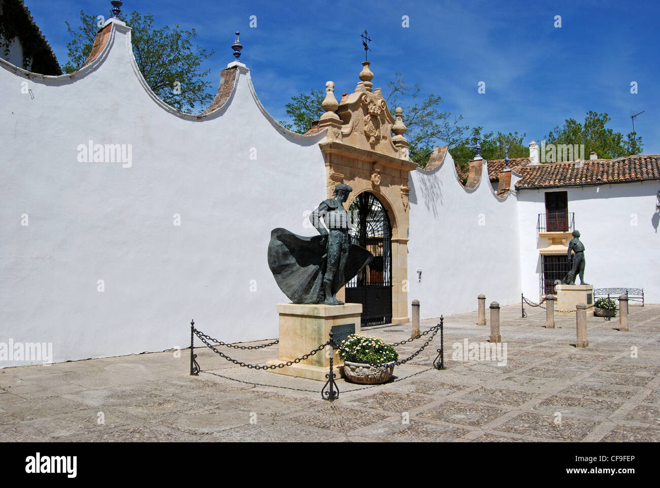 Des statues de Matadors - Cayetano Ordonez et Antonio Ordonez en dehors de l'arène, Ronda, Province de Malaga, Andalousie, espagne. Banque D'Images