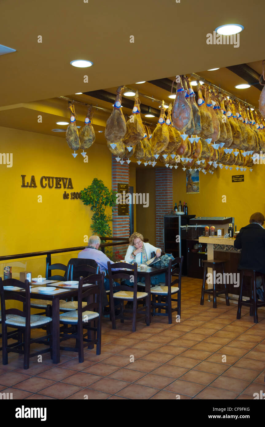 La Cueva restaurant intérieur avec du jambon séché à l'air au plafond suspendu à la vieille ville centro historico malaga andalousie espagne Europe Banque D'Images