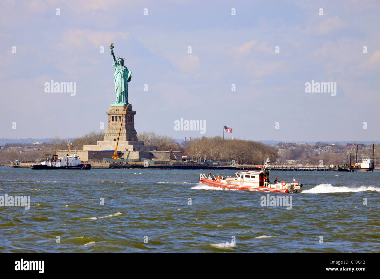 New York City Fire Department bateau dans le port de New York au large de Red Hook Brooklyn Banque D'Images