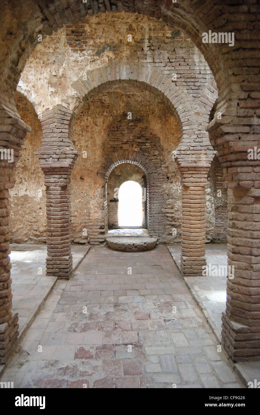 Arcades et colonnes à l'intérieur des bains arabes, Ronda, Province de Malaga, Andalousie, Espagne, Europe de l'Ouest. Banque D'Images
