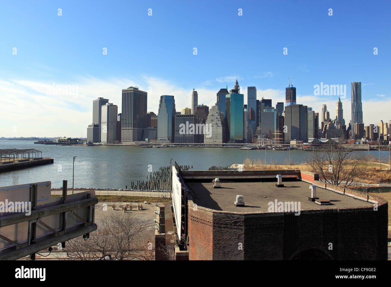 Lower Manhattan New York City Brooklyn vu de l'autre côté de l'East River. Banque D'Images
