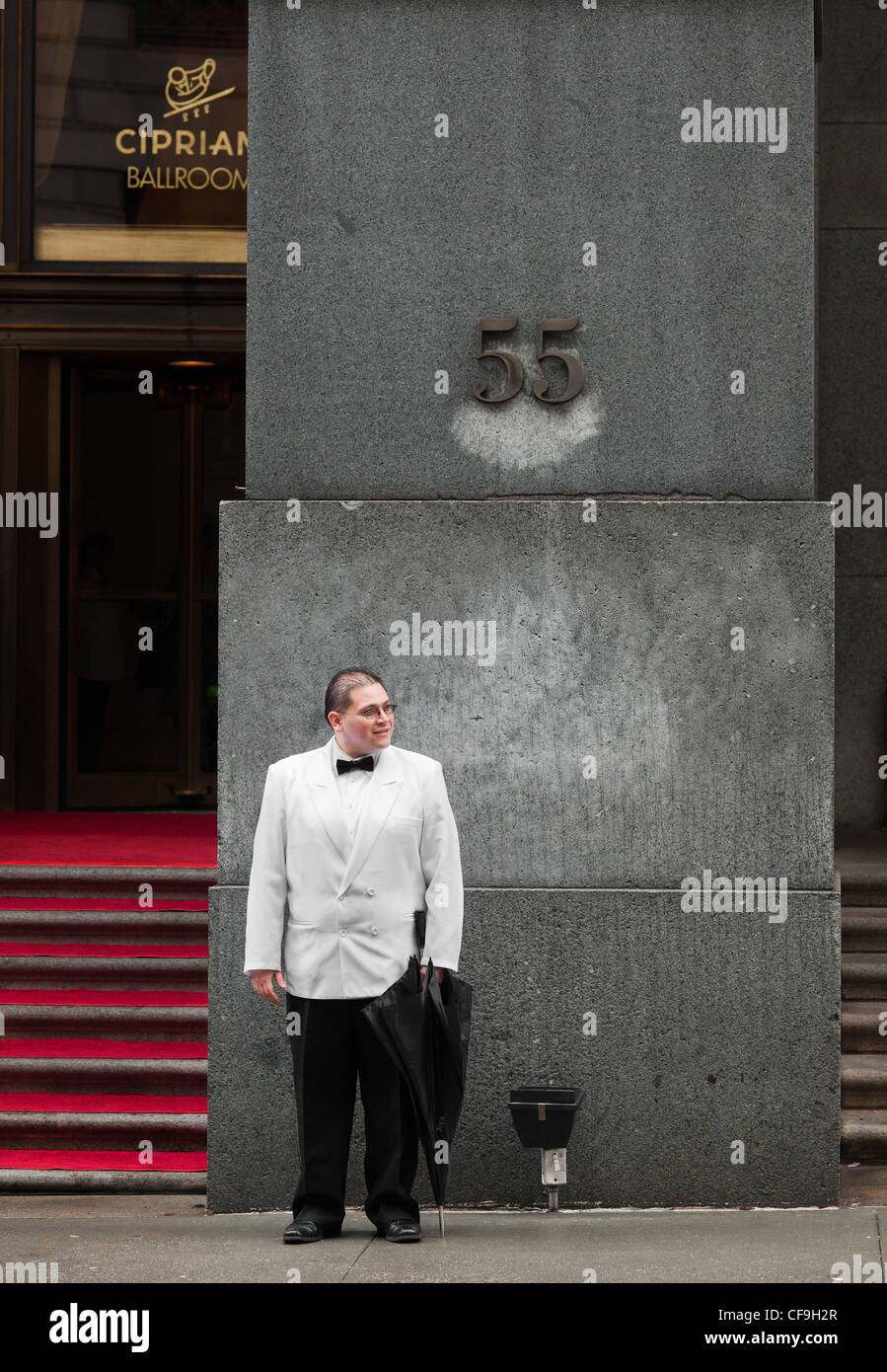 Un portier attend les visiteurs à l'occasion d'un déjeuner à l'extérieur de Cipriani Wall Street dans le Lower Manhattan à New York Banque D'Images