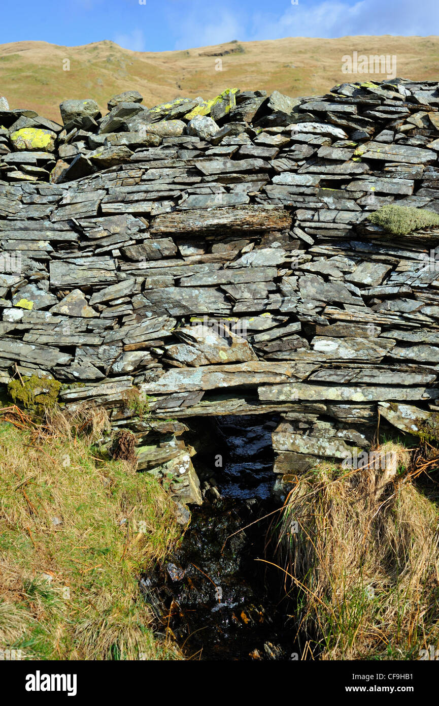 Mur de pierres sèches avec orifice de vidange. Dubbs Road, Parc National de Lake District, Cumbria, Angleterre, Royaume-Uni, Europe. Banque D'Images