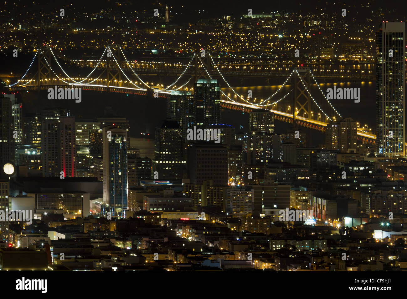 San Francisco Californie Cityscape avec Oakland Bay Bridge éclairée la nuit Banque D'Images