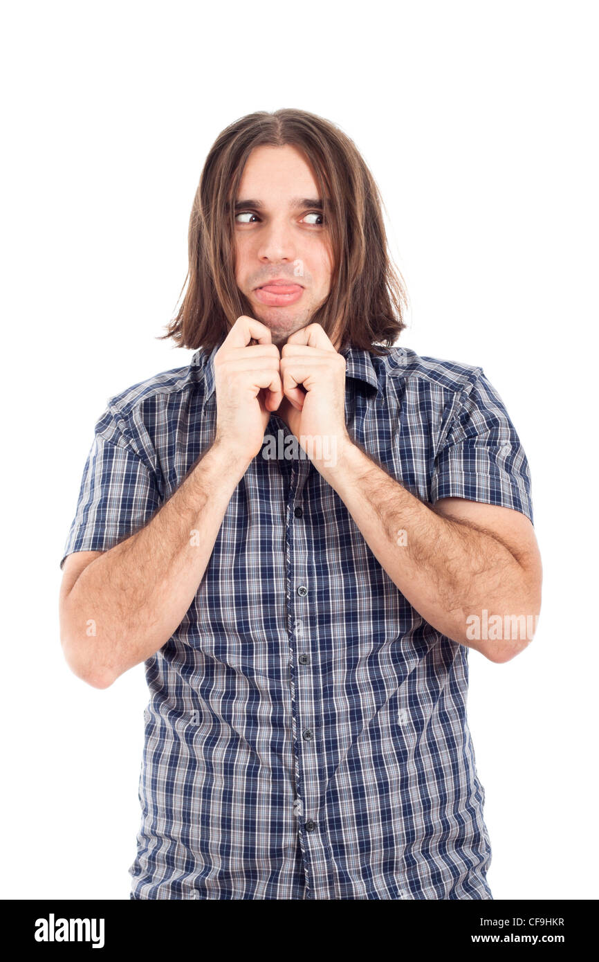 Jeune homme faire des grimaces tenant sa longue chevelure, isolé sur fond blanc. Banque D'Images