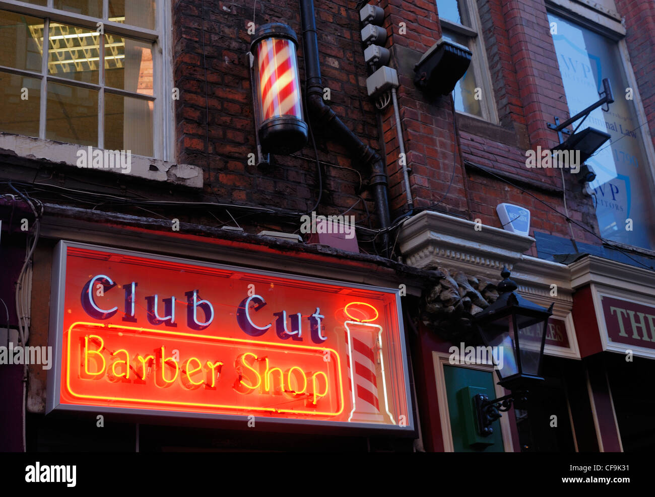 Les barbiers lumineux sign in Matthew Street, ( Cavern de Liverpool promenades ). Banque D'Images