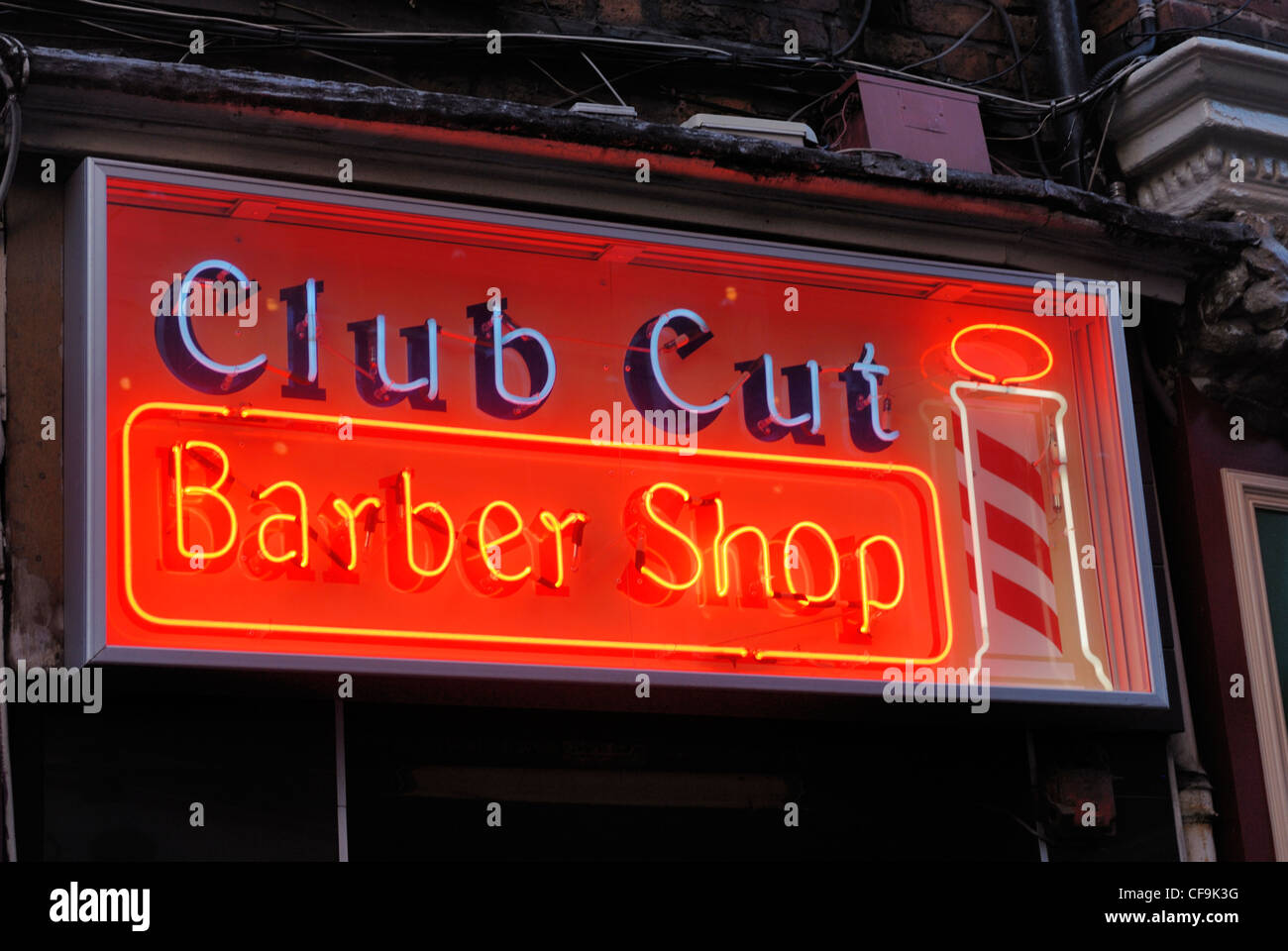 Les barbiers lumineux sign in Matthew Street, ( Cavern de Liverpool promenades ). Banque D'Images