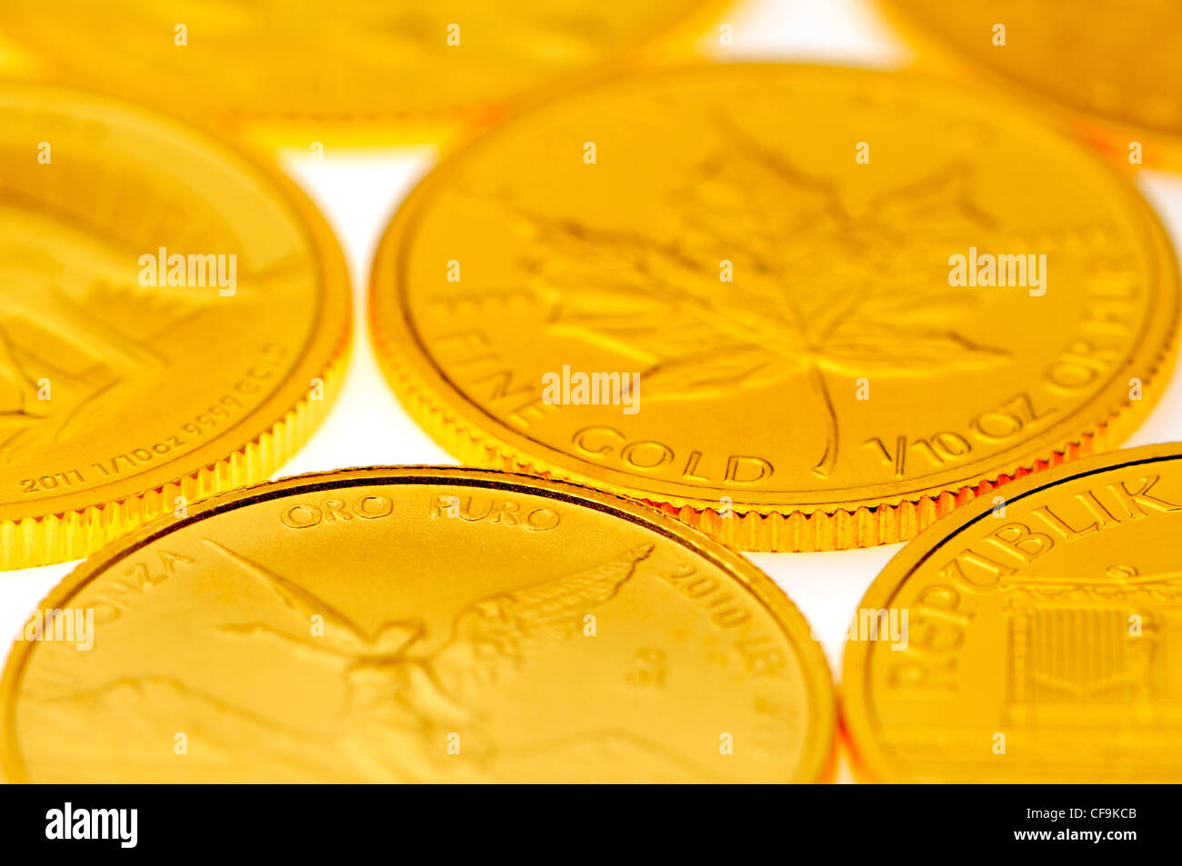 Les petites pièces d'or Krugerrand - 10e, 10e oz Feuille d'érable canadienne ; 10e oz Australian Kangaroo ; 10e oz du Mexique Banque D'Images