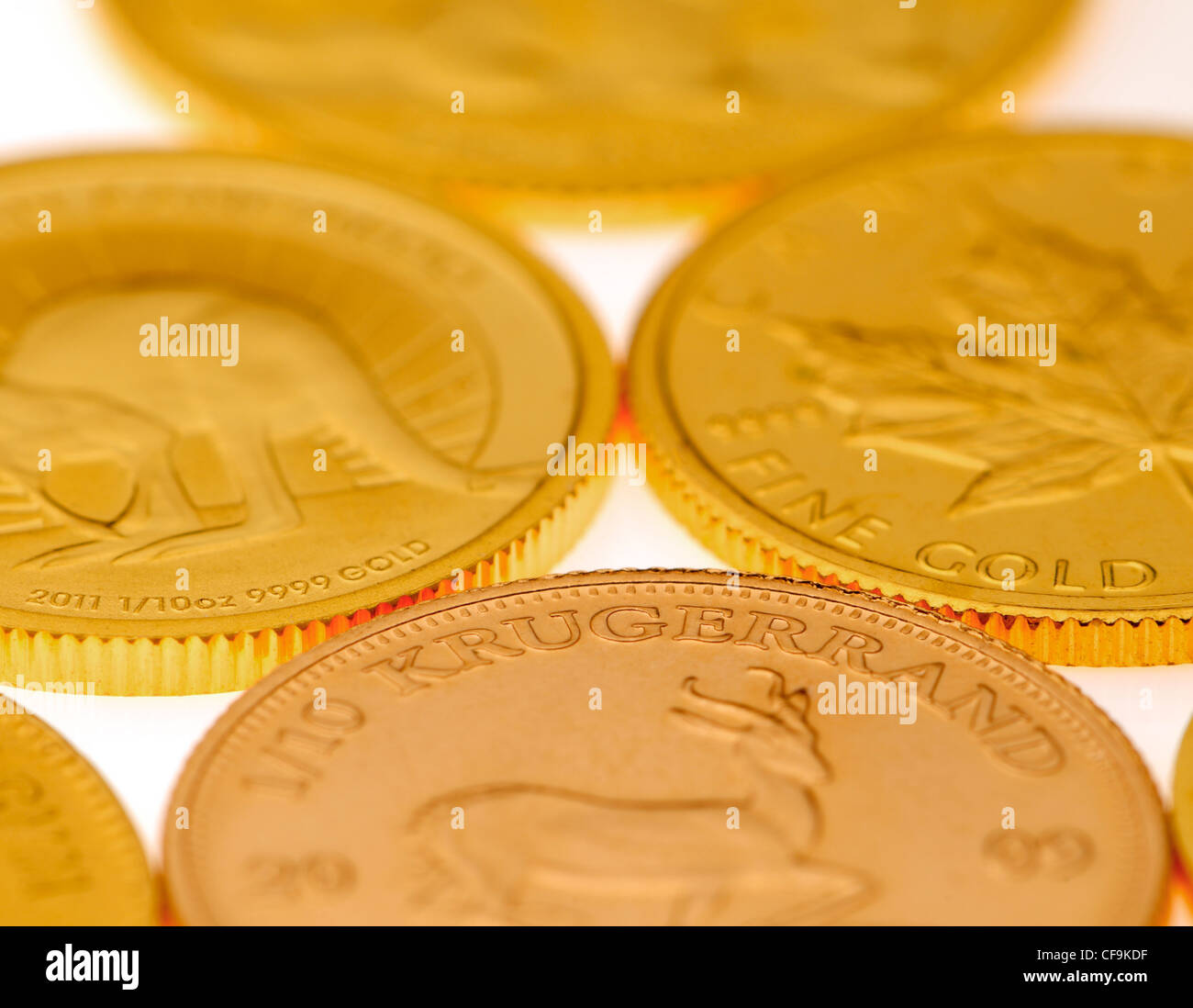 Les petites pièces d'or Krugerrand - 10e, 10e oz Feuille d'érable canadienne ; 10e oz Australian Kangaroo Banque D'Images