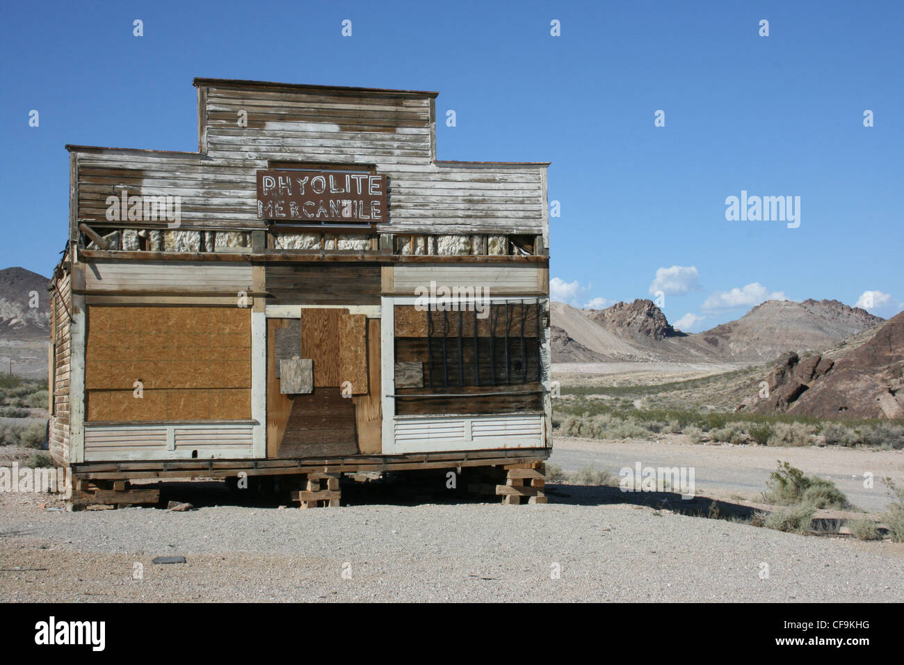 Un bâtiment en ruine, barricadés dans la rhyolite, ville fantôme, la vallée de la mort, Nevada, USA Banque D'Images