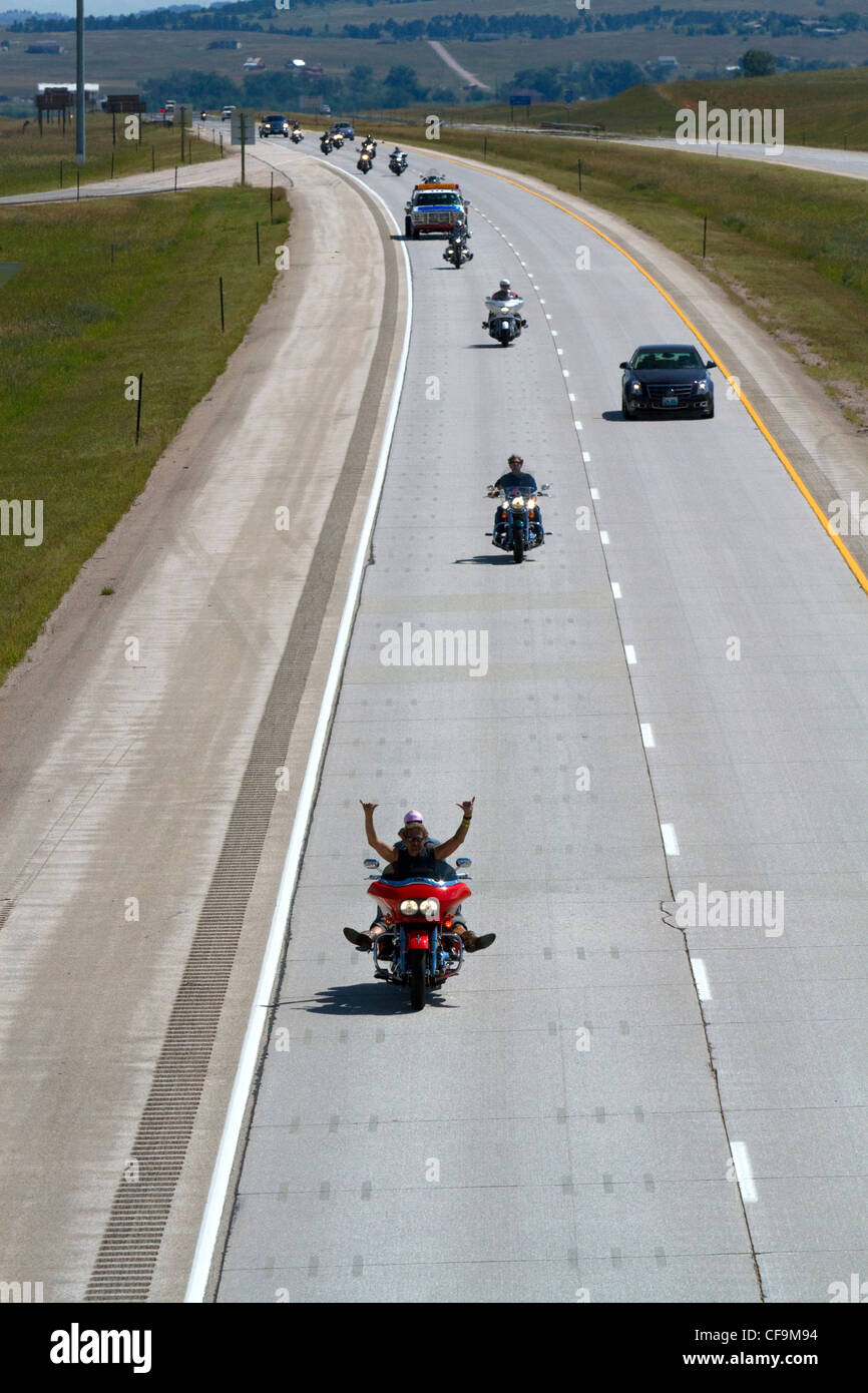Les motos et les automobiles billet sur J-90 au cours de Sturgis Motorcycle Rally semaine à l'ouest de Spearfish, dans le Dakota du Sud, USA. Banque D'Images