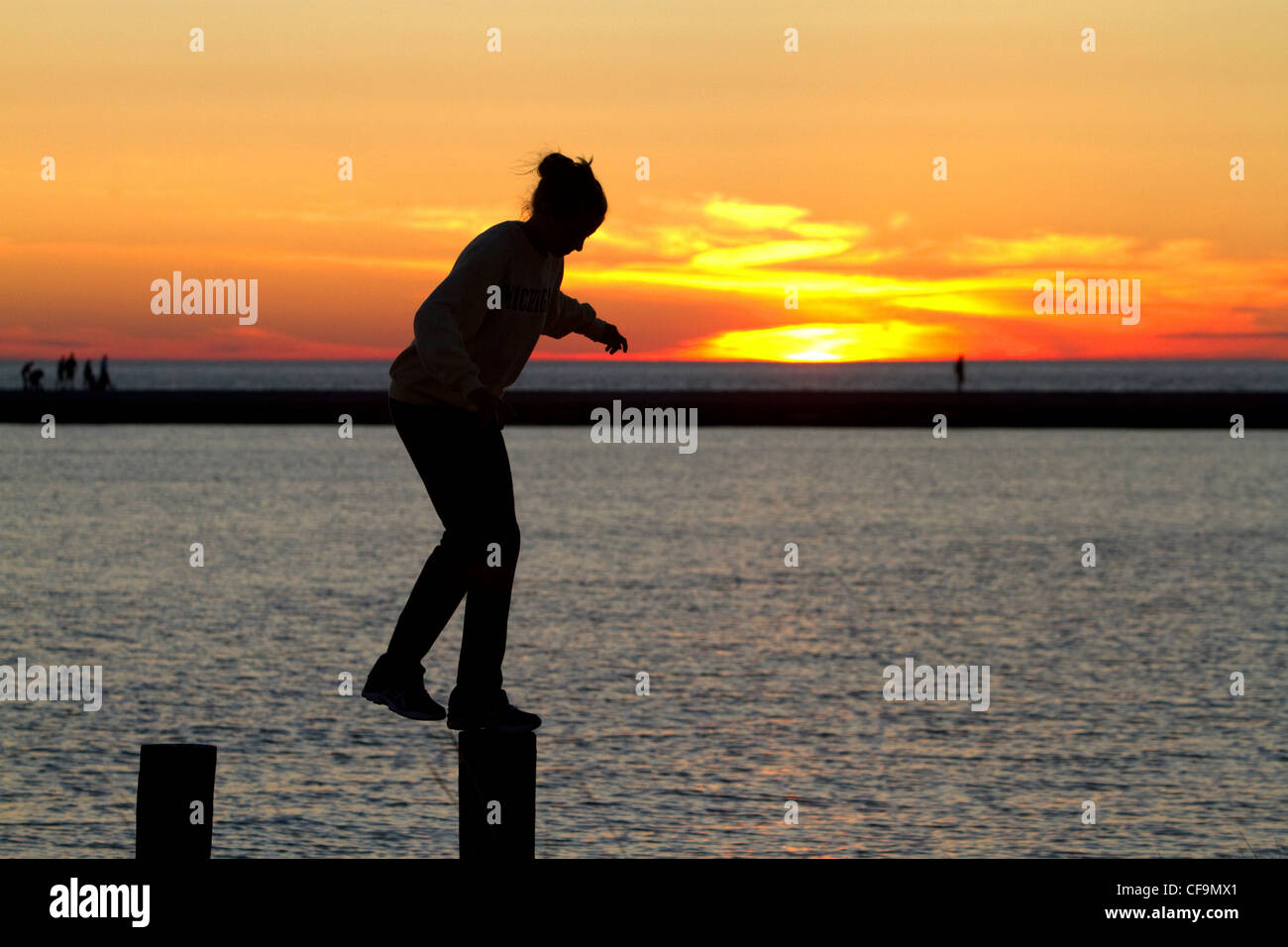 Les gens regardent le coucher du soleil sur le lac Michigan à Pere Marquette Harbor situé à Ludington, Michigan, USA. Banque D'Images