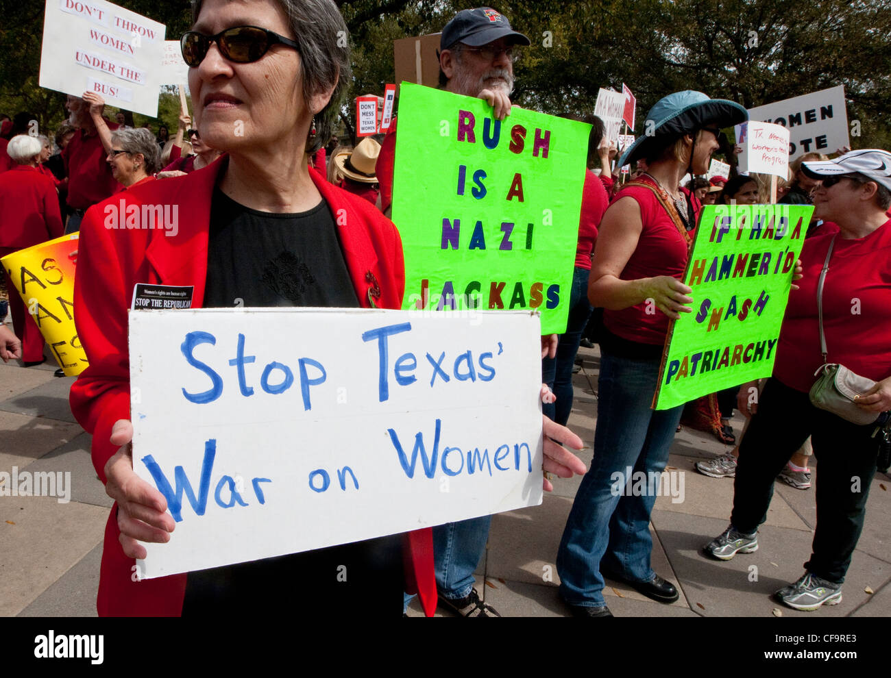 Foule devant des manifestations de la capitale du Texas Texas décision des législateurs qui réduit les fonds consacrés aux soins de santé pour les femmes à faible revenu Banque D'Images
