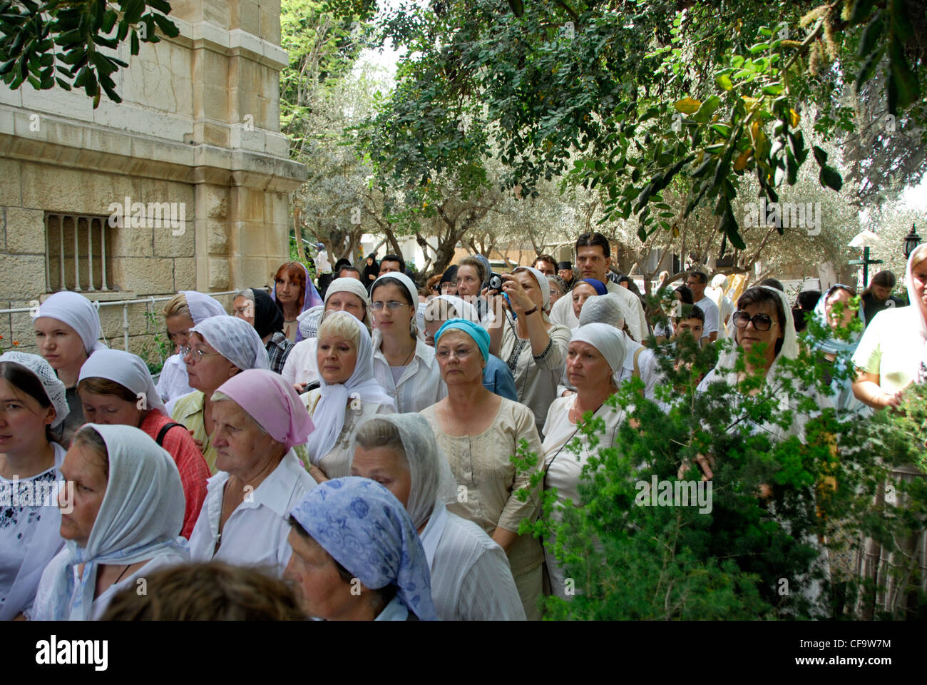 Un groupe de pèlerins orthodoxes russes dans une procession à l'église de Sainte Marie Madeleine à Gethsémani, Jérusalem, Terre Sainte Banque D'Images