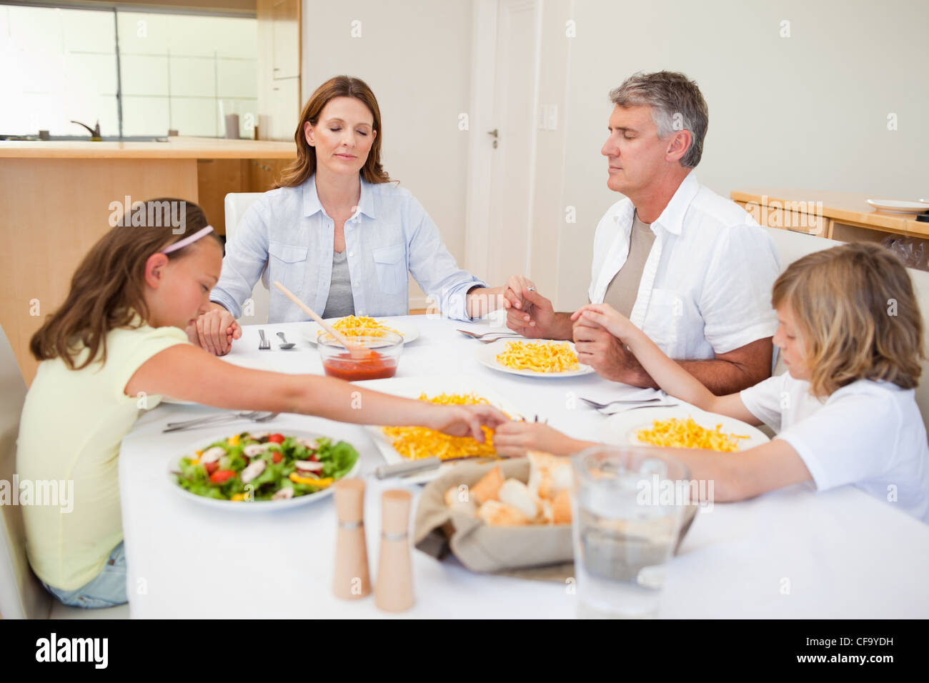 Famille disant grace Banque D'Images