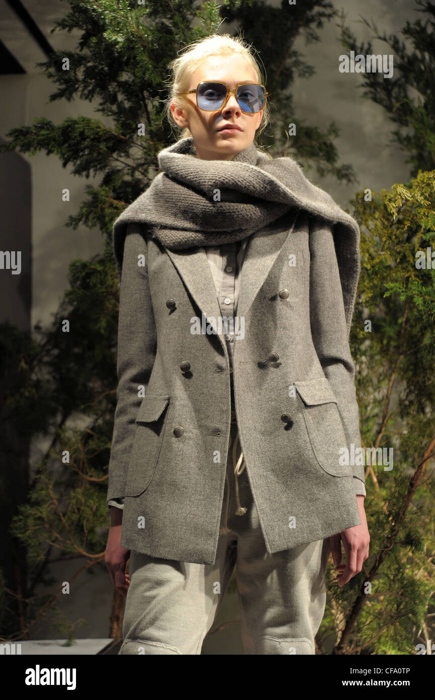 Boy par bande d'étrangers New York Prêt à Porter Automne Hiver écharpe gris, gris double breasted manteau, chemise et le pantalon gris Banque D'Images