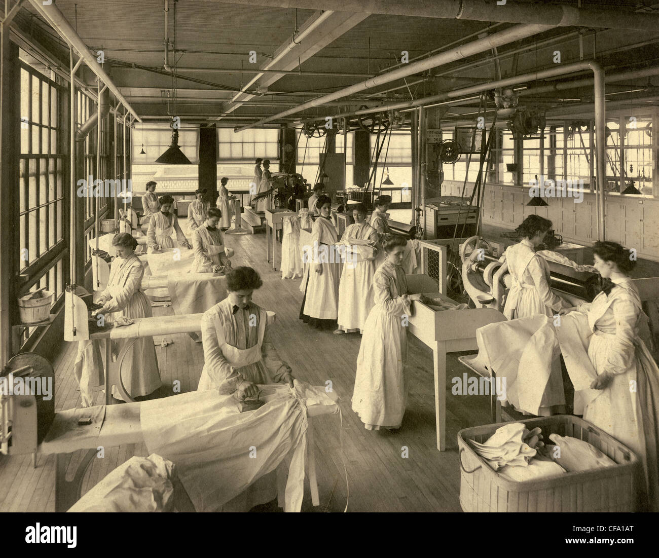 Vers 1900, photographie d'un groupe de femmes à l'emploi d'une blanchisserie. Banque D'Images