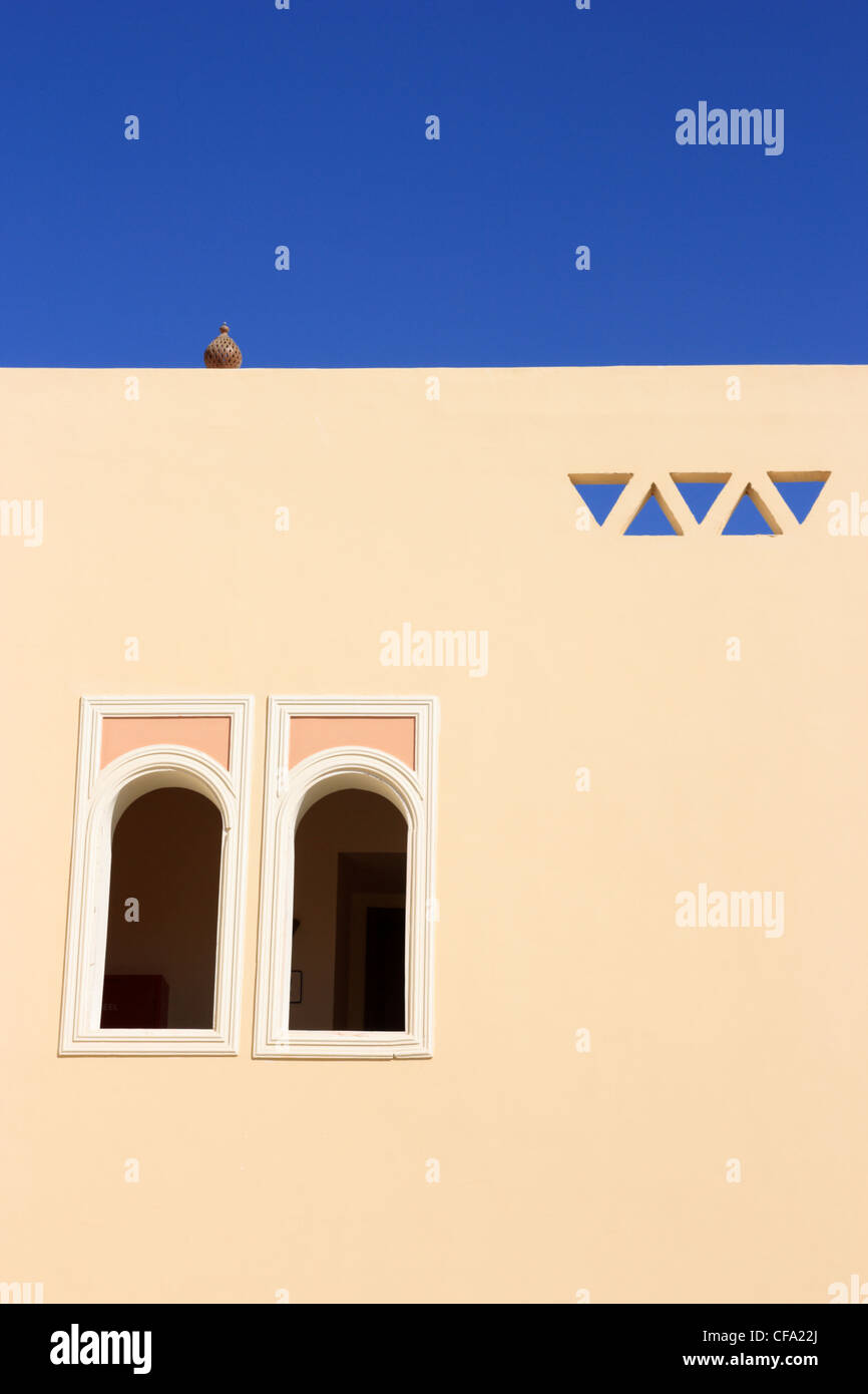 Mur de maison arabe avec windows. Banque D'Images