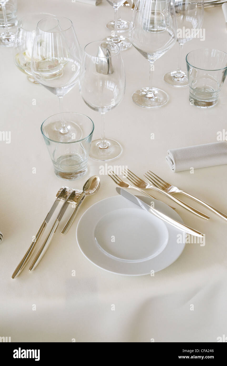 Mis à table au restaurant de luxe avec des lunettes, de la plaque et de couverts. Banque D'Images