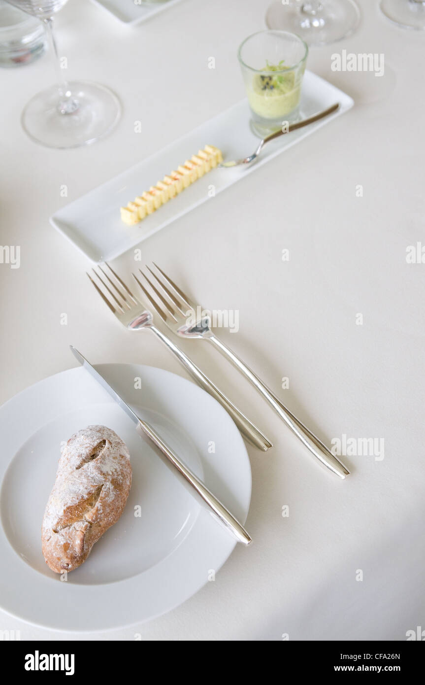 Du pain sur la table restaurant de luxe. Profondeur de champ avec seulement le pain dans l'accent. Banque D'Images