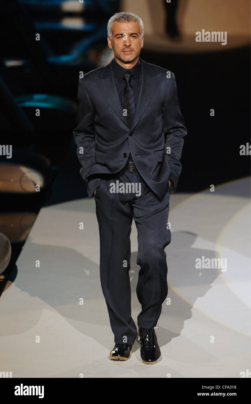 Bikkem Bergs Milan de vêtements d'un cheveux d'argent W modèle masculin  portant un costume et une cravate noire et un pantalon veste ont gaufré  Photo Stock - Alamy