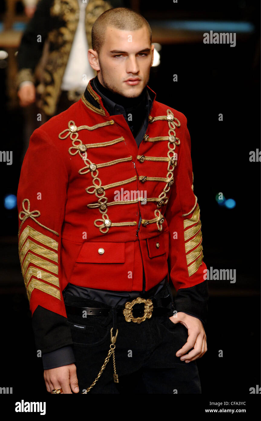 Vêtements pour hommes Dolce et Gabbana Milan UN W Brunette portant un mâle  red gold decoration e siècle veste militaire française qui se porte sur un  Photo Stock - Alamy