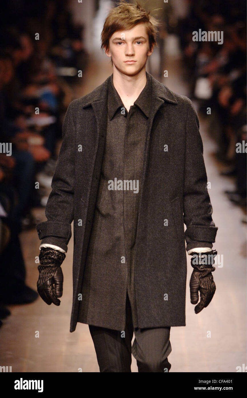 Prada Milan de vêtements d'un homme portant une blonde W laine gris manteau  longueur mi-cuisse sur une veste chemise pantalon gris et Photo Stock -  Alamy