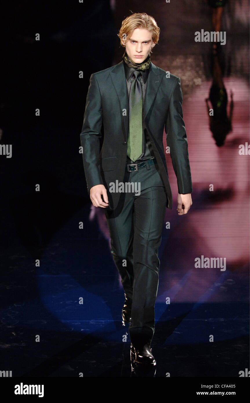 Vêtements pour homme Versace W Milan un homme blond vêtu d'un costume vert  forêt très équipé niché dans son écharpe col chemise la cravate est Photo  Stock - Alamy