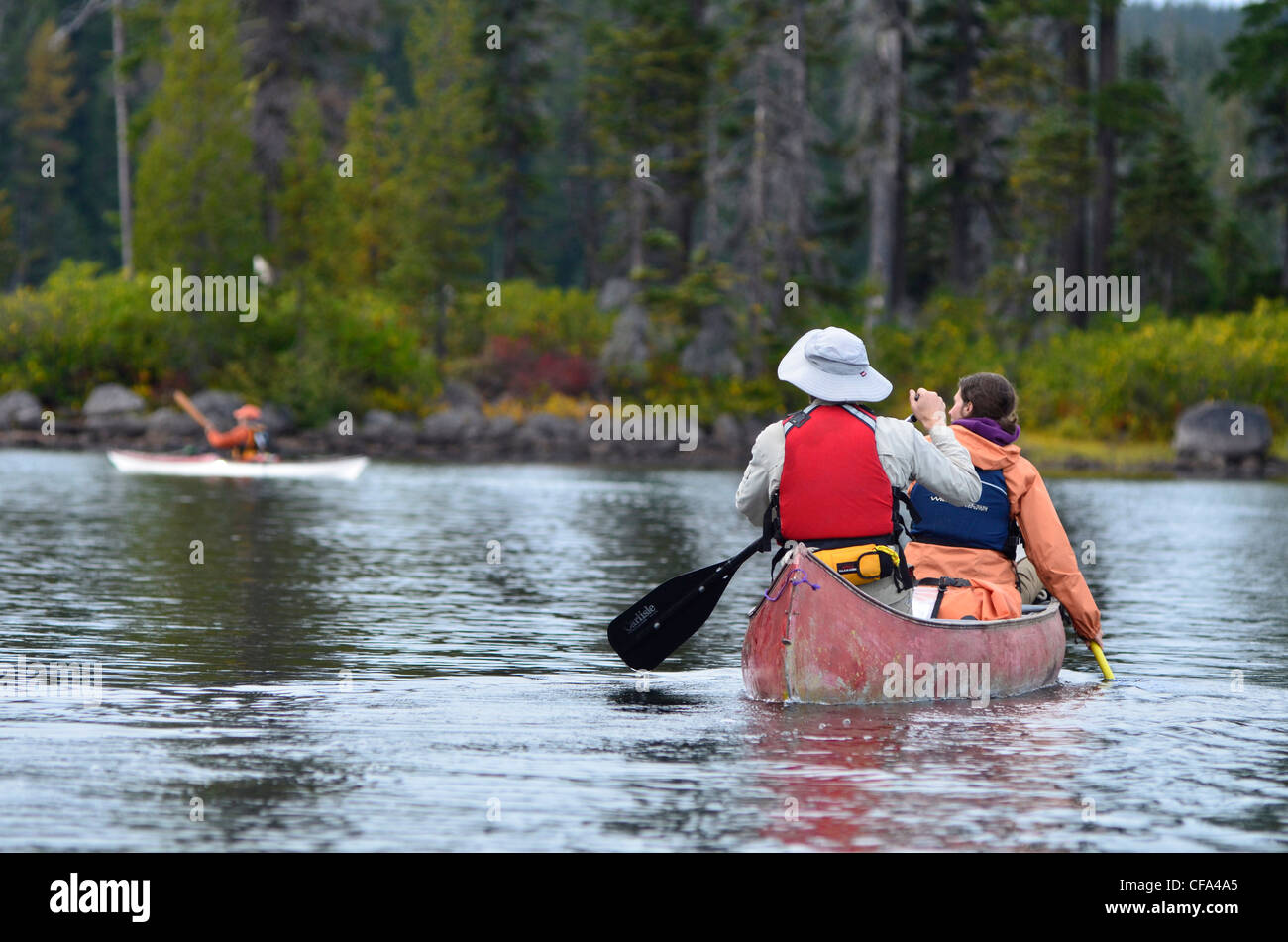 Canoë sur le lac Waldo dans la chaîne des Cascades de l'Oregon. Banque D'Images