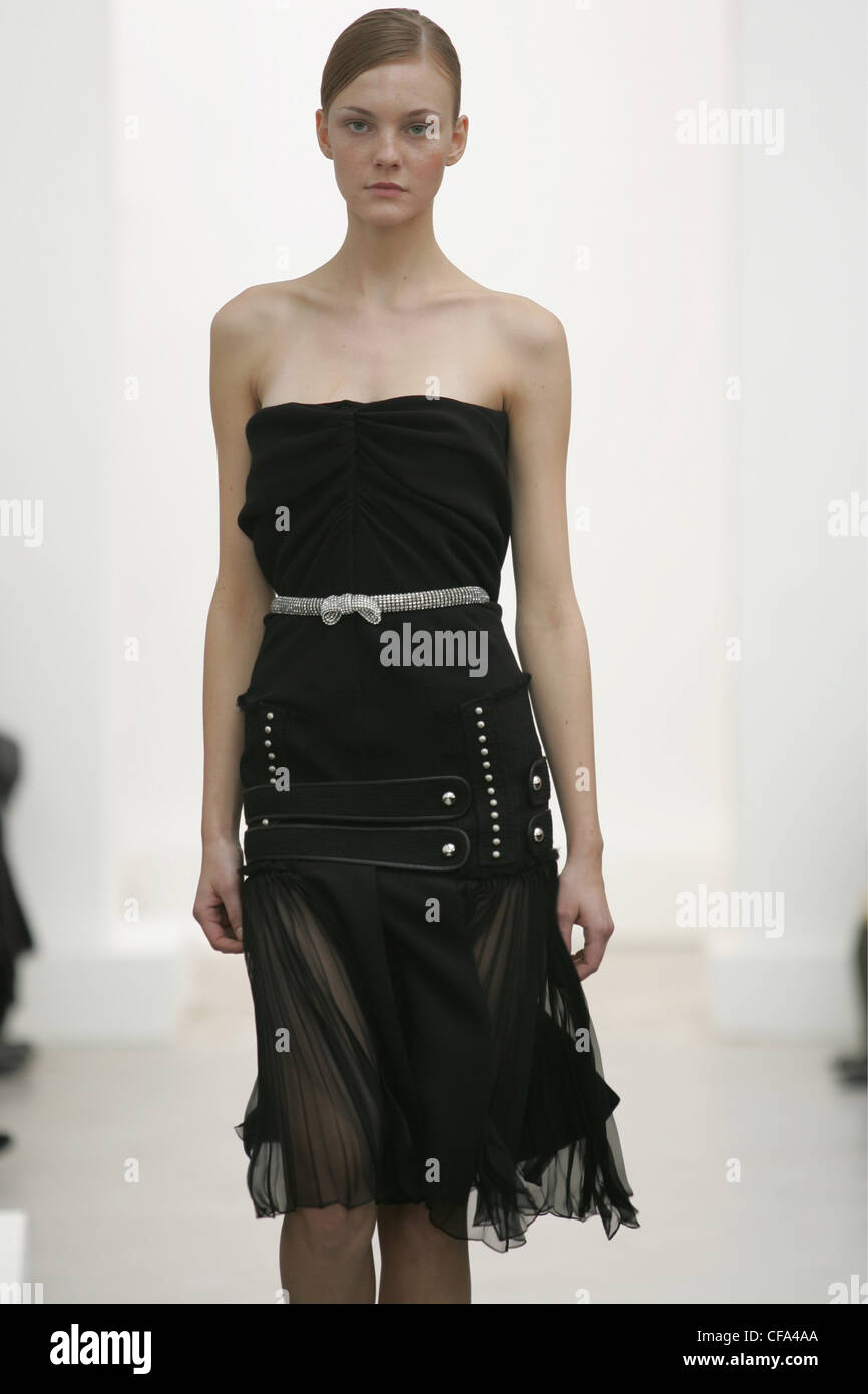 Balenciaga Paris Prêt à Porter automne hiver robe noire sans manches avec  plis de mousseline de Photo Stock - Alamy