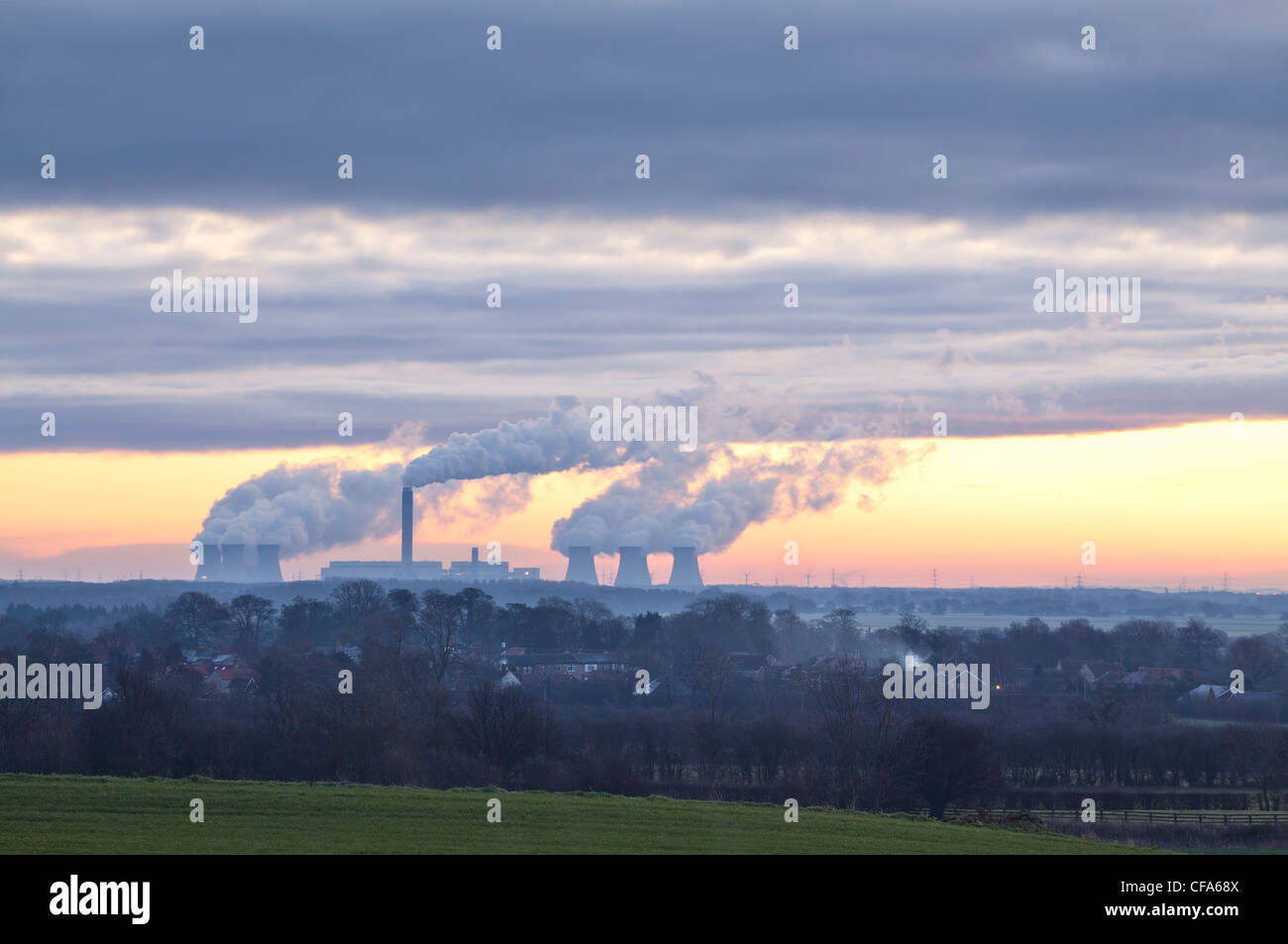 Aube sur Drax powerstation, Yorkshire du Nord. Banque D'Images