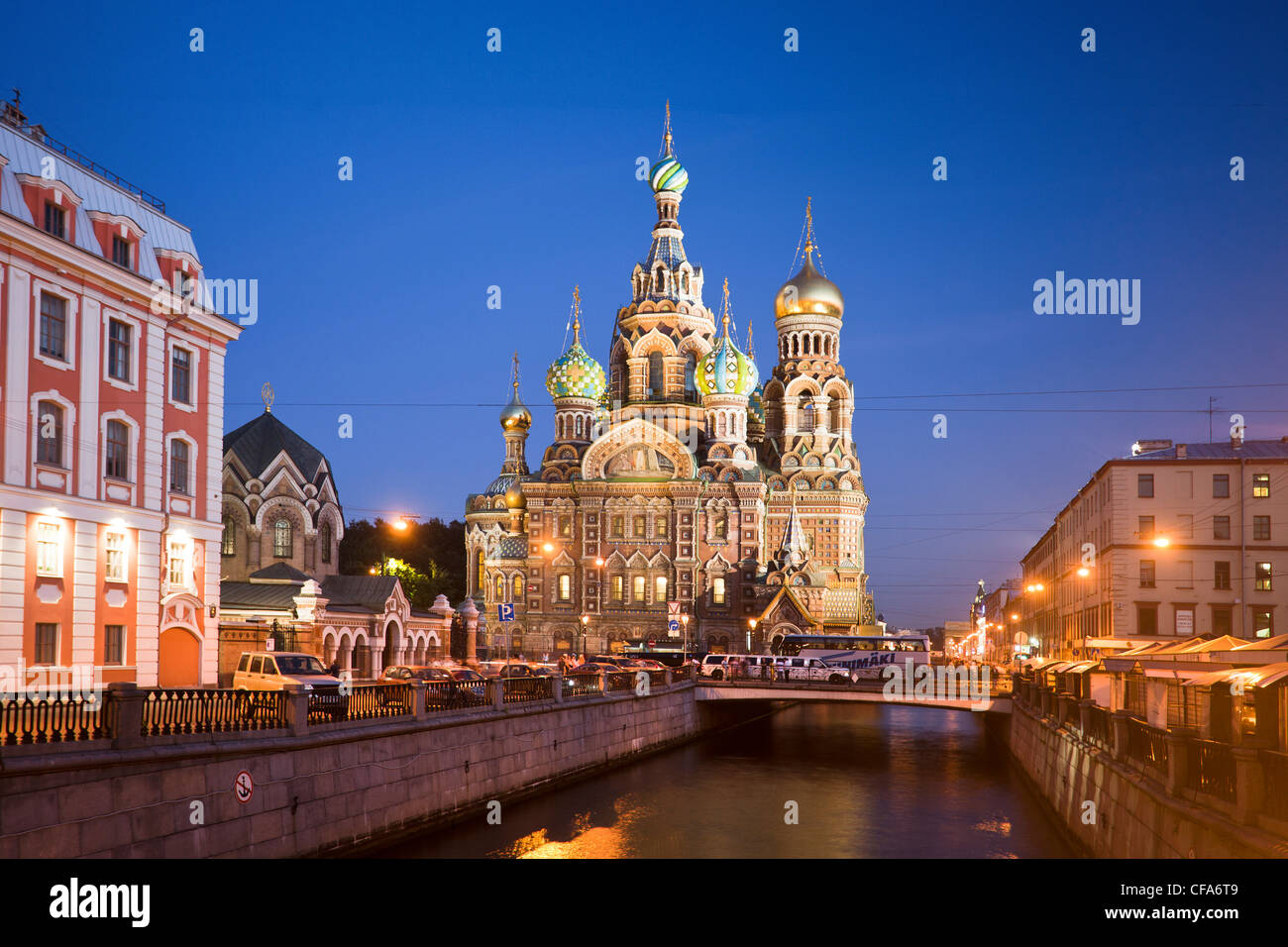 La Russie, l'Europe, Saint-Pétersbourg, Peterburg, Ville, église, sauveur, sang versé, la religion, la rivière, bateau, canal, Gribodeyova peut Banque D'Images