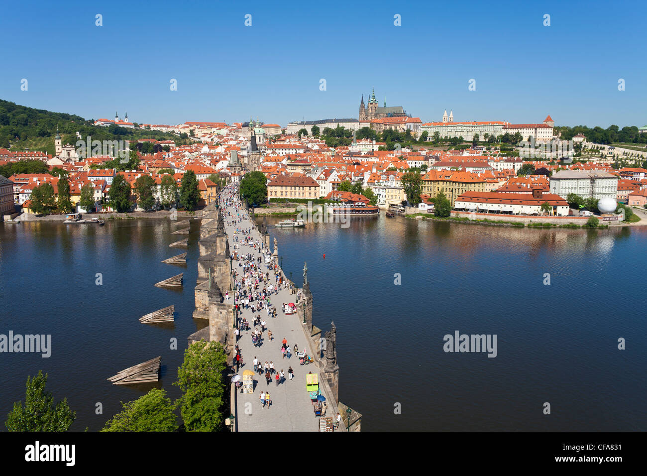 La Cathédrale Saint-Guy, le Pont Charles et le quartier du château, Prague, République Tchèque Banque D'Images