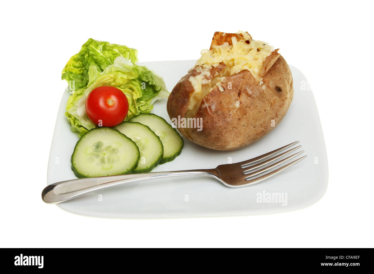 Une pomme de terre au fromage et salade à la fourchette sur une assiette blanche contre isolés Banque D'Images