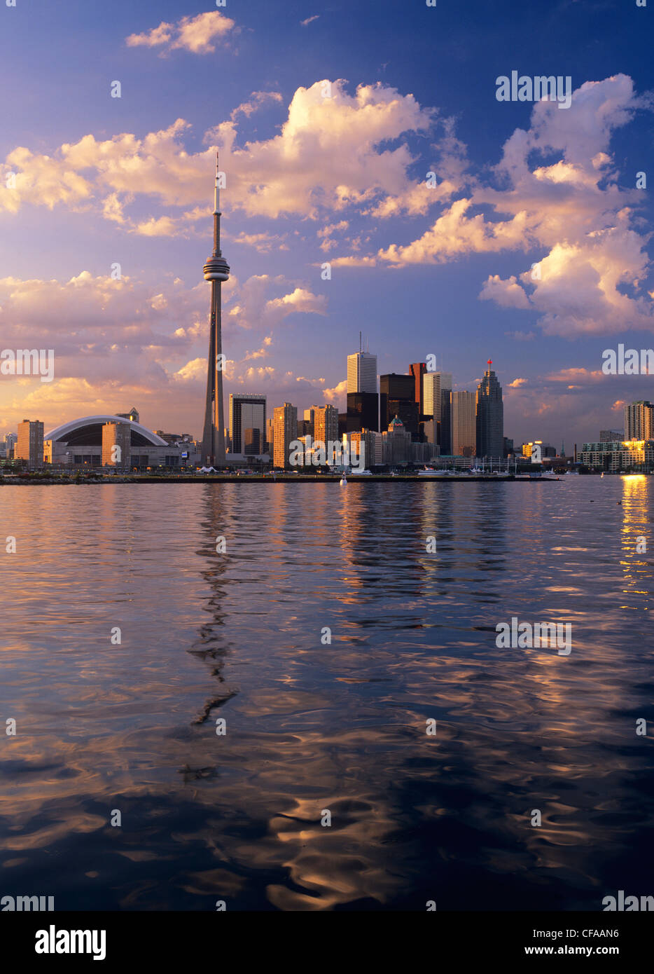 Vue sur l'horizon de Toronto Islands au coucher du soleil, Toronto,  Ontario, Canada Photo Stock - Alamy