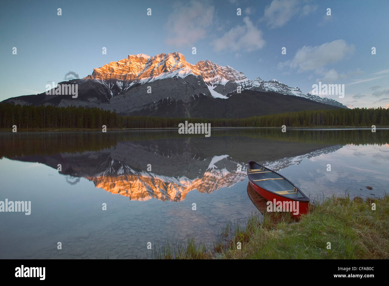 Le mont Cascade, deux Jack Lake, et de canoë, Banff National Park, Alberta, Canada. Banque D'Images